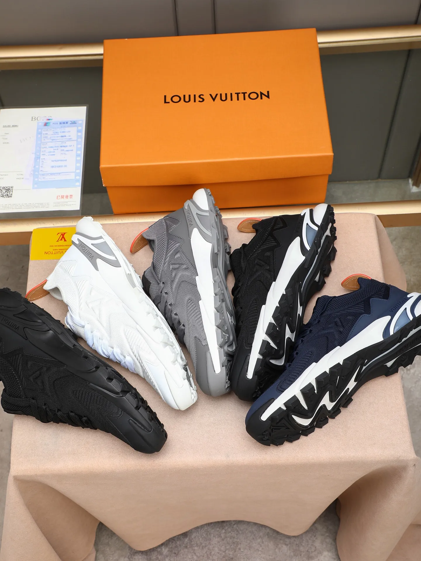 Men's Men's Shoes 💰580 LV Louis Vuitton L Jialu Brand Runner Tatic Series Thick Sole Casual Sports Shoes Running Shoes Original purchase, development and production This LV Runner Tatic sports shoe is blended with fly woven fabric material to interpret the inspiration of traditional mountaineering shoes. The LV letters are written on one side, the Louis Vuitton logo, and the light and wear-resistant rubber outsole completes the whole package. The delivery counter is exquisitely packaged🛍📦 ▪️Fabrics: Original imported custom fly-woven fabric ▪️Inner lining: Original custom-made breathable mesh ▪️Sole: Original open-molded anti-slip rubber combination material ▪️Sole thickness: 4CM ▪️Size: Men's 38-44 (45 custom-made)